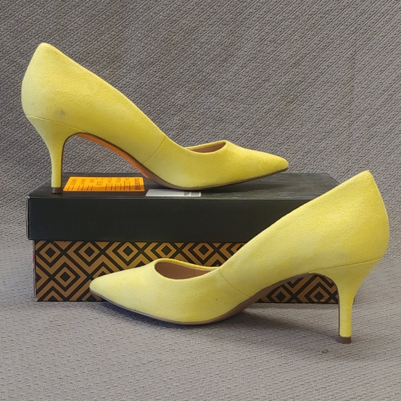 Charles David Angelica  Pump Light Yellow -8 - Picture 2 of 13